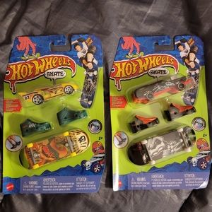 HOTWHEELS SKATE FINGERBOARD & SKATE SHOES WITH MATCHING CAR